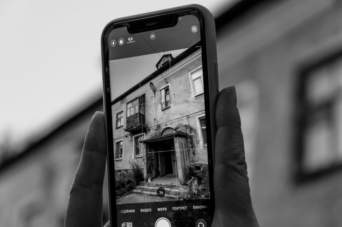 telefoon die foto maakt van gebouw in zwart wit