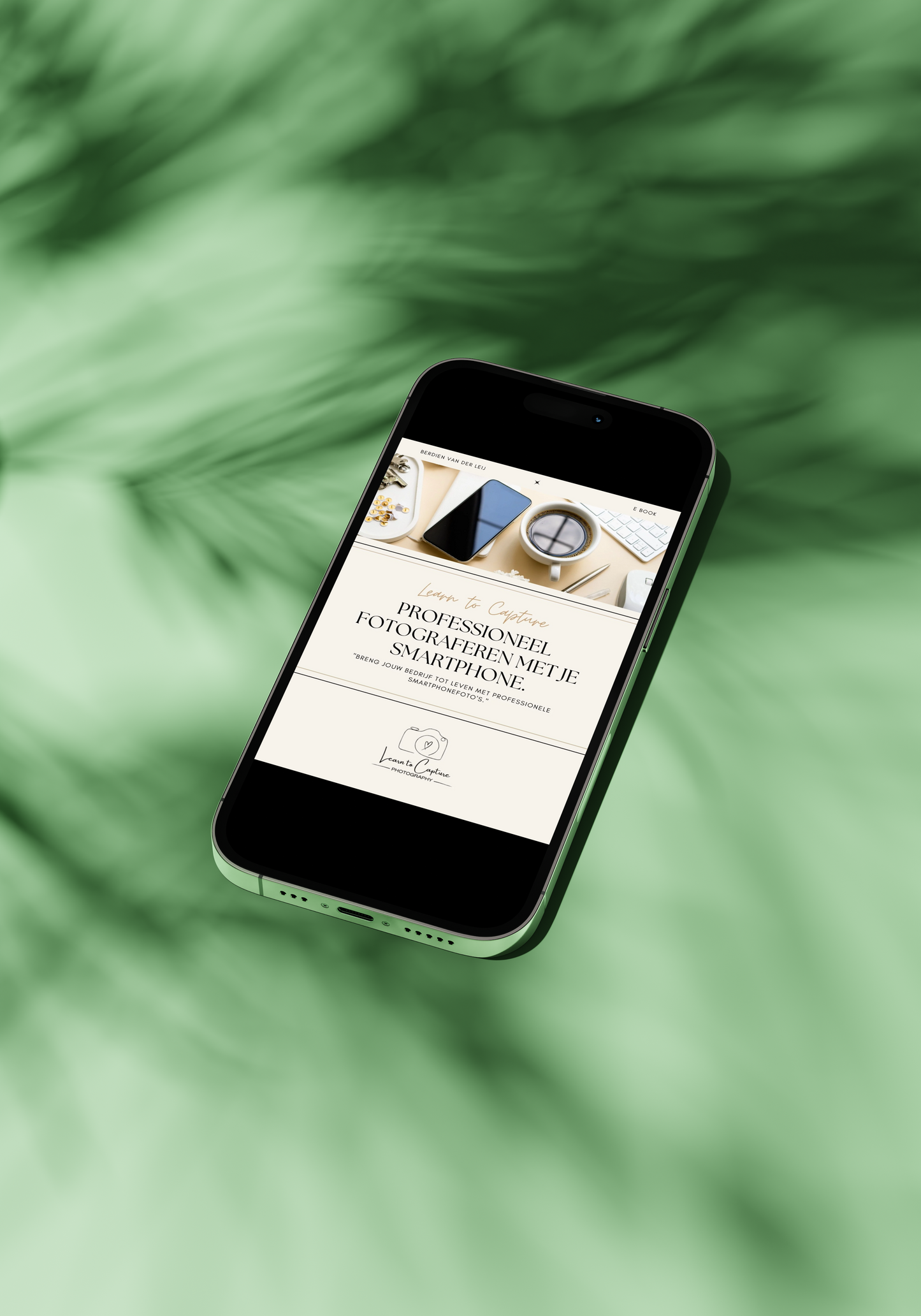 mobiele telefoon met daarop het ebook waarmee je professioneel leert fotograferen met je telefoon